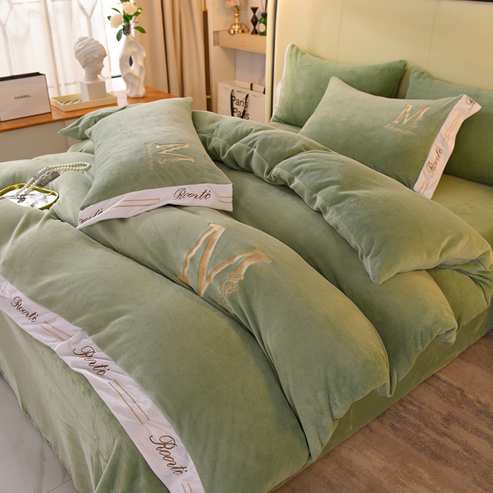 91家纺网 家纺一手货源 找家纺 大米家居 2025新款宽边刺绣牛奶绒四件套-罗曼蒂克系列 罗曼蒂克-莫兰迪绿