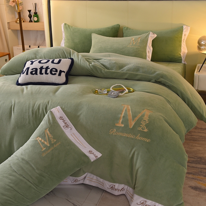 91家纺网 家纺一手货源 找家纺 大米家居 2025新款宽边刺绣牛奶绒四件套-罗曼蒂克系列 罗曼蒂克-莫兰迪绿