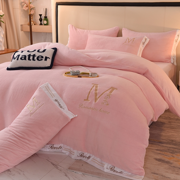 91家纺网 家纺一手货源 找家纺 大米家居 2025新款宽边刺绣牛奶绒四件套-罗曼蒂克系列 罗曼蒂克-芭蕾粉