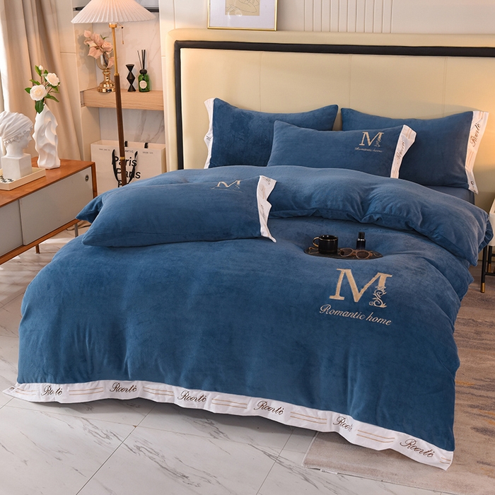 91家纺网 家纺一手货源 找家纺 大米家居 2025新款宽边刺绣牛奶绒四件套-罗曼蒂克系列 罗曼蒂克-克莱因蓝