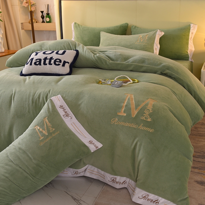 91家纺网 家纺一手货源 找家纺 大米家居 2025新款宽边刺绣牛奶绒四件套-罗曼蒂克系列 罗曼蒂克-莫兰迪绿