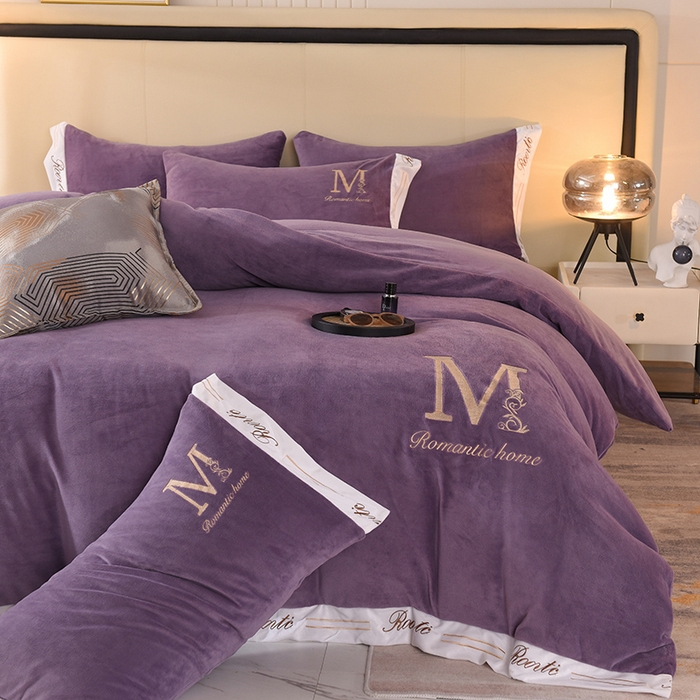 91家纺网 家纺一手货源 找家纺 大米家居 2025新款宽边刺绣牛奶绒四件套-罗曼蒂克系列 罗曼蒂克-暮山紫