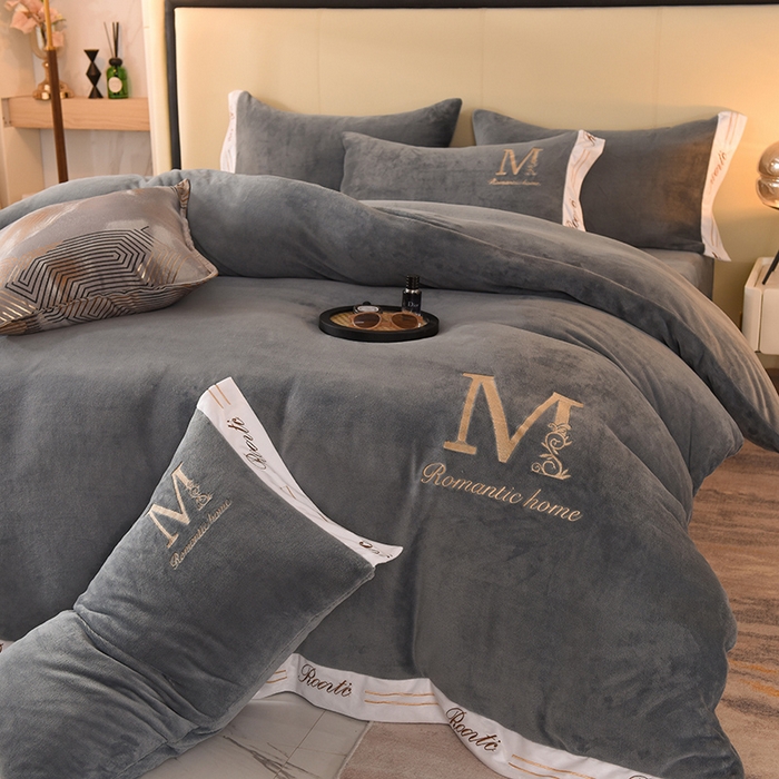 91家纺网 家纺一手货源 找家纺 大米家居 2025新款宽边刺绣牛奶绒四件套-罗曼蒂克系列 罗曼蒂克-星空灰