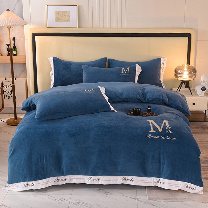 91家纺网 家纺一手货源 找家纺 大米家居 2025新款宽边刺绣牛奶绒四件套-罗曼蒂克系列 罗曼蒂克-克莱因蓝