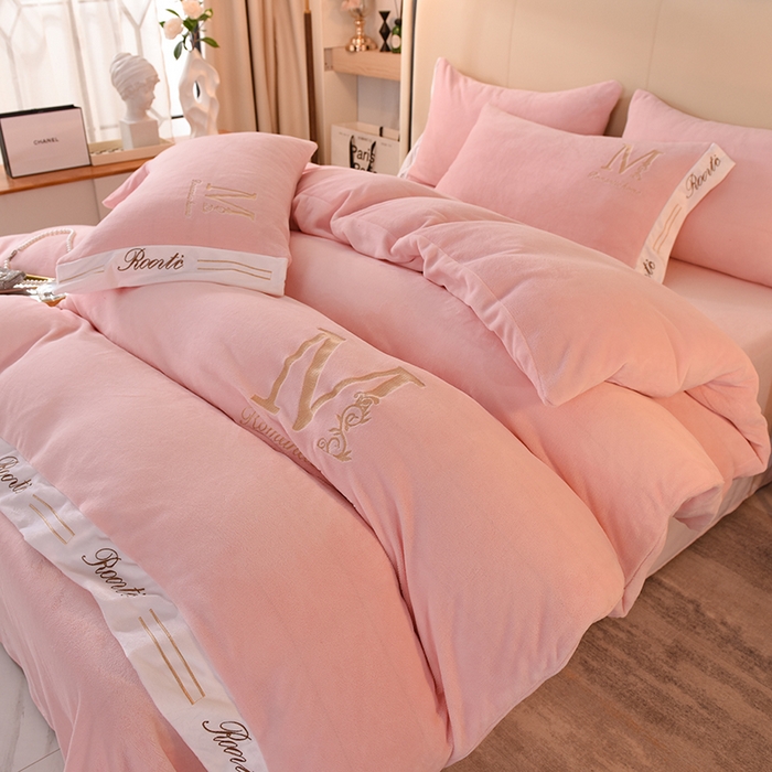 91家纺网 家纺一手货源 找家纺 大米家居 2025新款宽边刺绣牛奶绒四件套-罗曼蒂克系列 罗曼蒂克-芭蕾粉