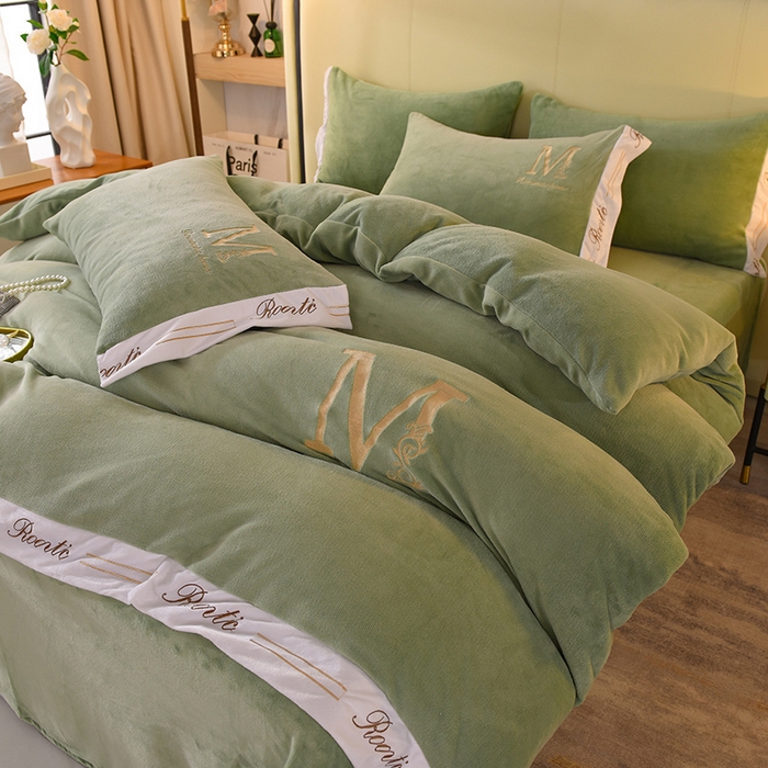 91家纺网 家纺一手货源 找家纺 大米家居 2025新款宽边刺绣牛奶绒四件套-罗曼蒂克系列 罗曼蒂克-莫兰迪绿