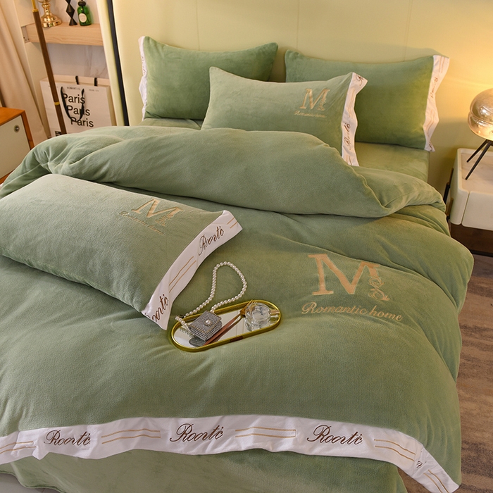 91家纺网 家纺一手货源 找家纺 大米家居 2025新款宽边刺绣牛奶绒四件套-罗曼蒂克系列 罗曼蒂克-莫兰迪绿