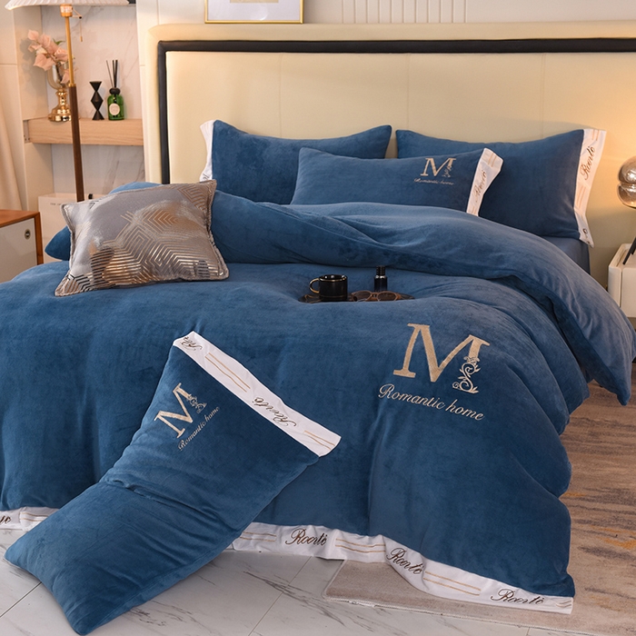 91家纺网 家纺一手货源 找家纺 大米家居 2025新款宽边刺绣牛奶绒四件套-罗曼蒂克系列 罗曼蒂克-克莱因蓝