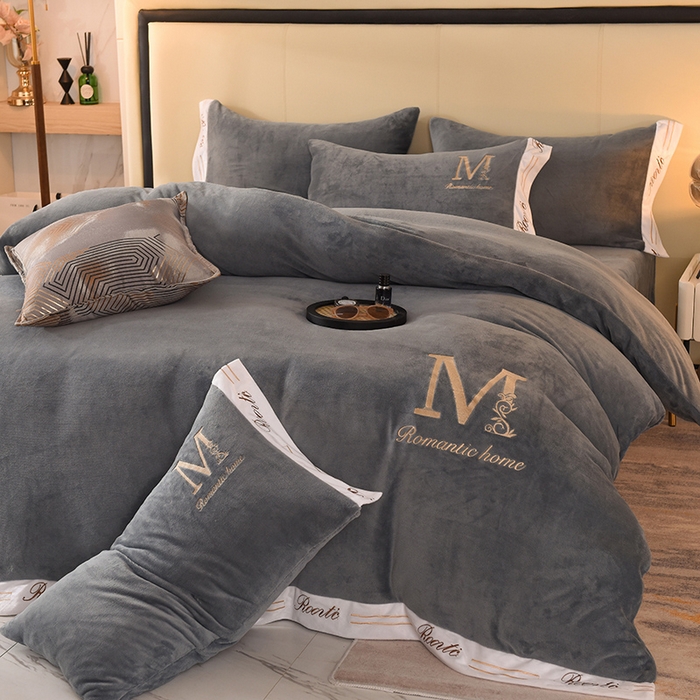 91家纺网 家纺一手货源 找家纺 大米家居 2025新款宽边刺绣牛奶绒四件套-罗曼蒂克系列 罗曼蒂克-星空灰