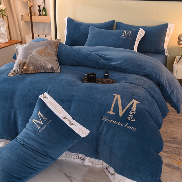 91家纺网 家纺一手货源 找家纺 大米家居 2025新款宽边刺绣牛奶绒四件套-罗曼蒂克系列 罗曼蒂克-克莱因蓝