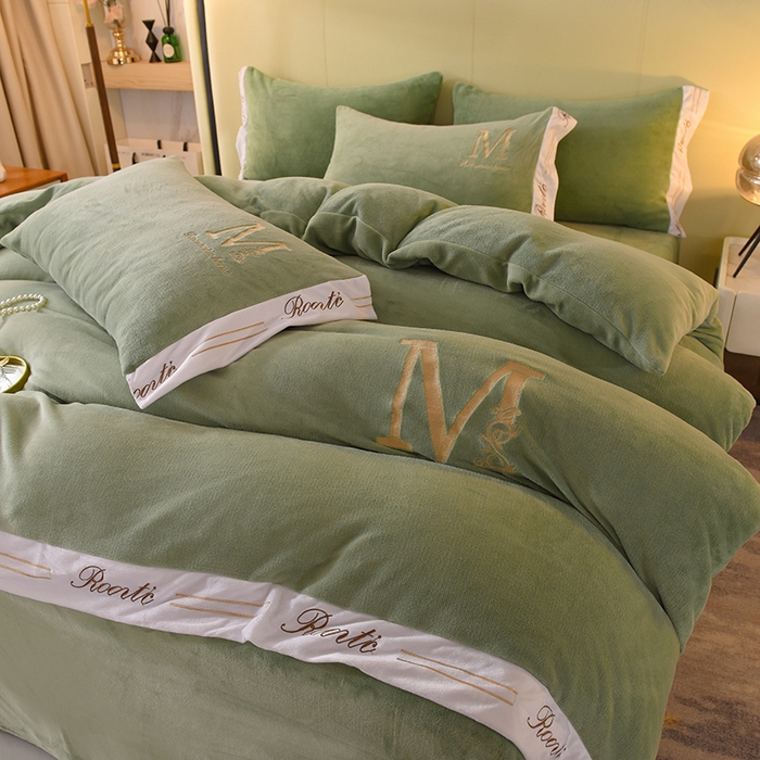 91家纺网 家纺一手货源 找家纺 大米家居 2025新款宽边刺绣牛奶绒四件套-罗曼蒂克系列 罗曼蒂克-莫兰迪绿