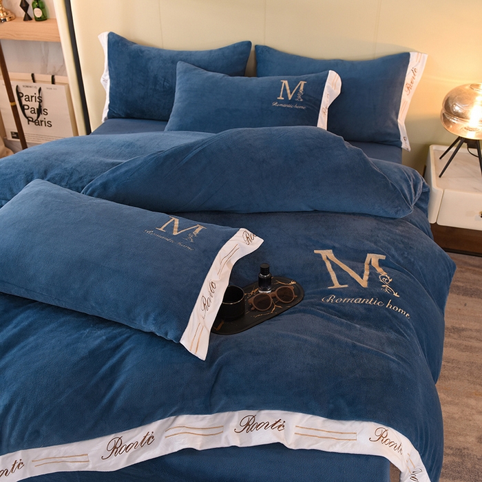 91家纺网 家纺一手货源 找家纺 大米家居 2025新款宽边刺绣牛奶绒四件套-罗曼蒂克系列 罗曼蒂克-克莱因蓝