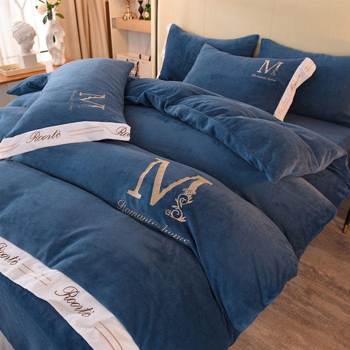 91家纺网 家纺一手货源 找家纺 大米家居 2025新款宽边刺绣牛奶绒四件套-罗曼蒂克系列 罗曼蒂克-克莱因蓝