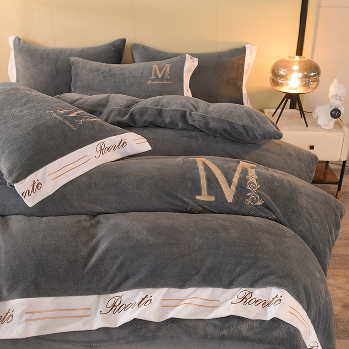 91家纺网 家纺一手货源 找家纺 大米家居 2025新款宽边刺绣牛奶绒四件套-罗曼蒂克系列 罗曼蒂克-星空灰