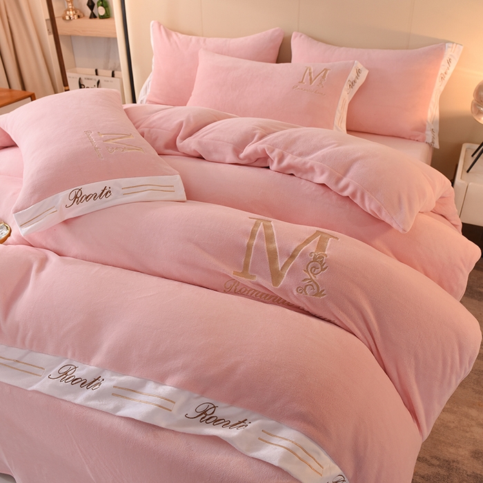 91家纺网 家纺一手货源 找家纺 大米家居 2025新款宽边刺绣牛奶绒四件套-罗曼蒂克系列 罗曼蒂克-芭蕾粉