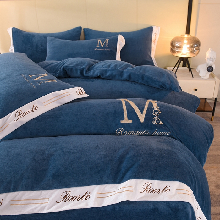 91家纺网 家纺一手货源 找家纺 大米家居 2025新款宽边刺绣牛奶绒四件套-罗曼蒂克系列 罗曼蒂克-克莱因蓝