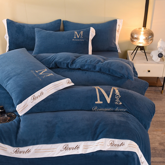 91家纺网 家纺一手货源 找家纺 大米家居 2025新款宽边刺绣牛奶绒四件套-罗曼蒂克系列 罗曼蒂克-克莱因蓝
