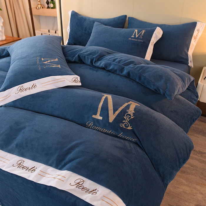 91家纺网 家纺一手货源 找家纺 大米家居 2025新款宽边刺绣牛奶绒四件套-罗曼蒂克系列 罗曼蒂克-克莱因蓝