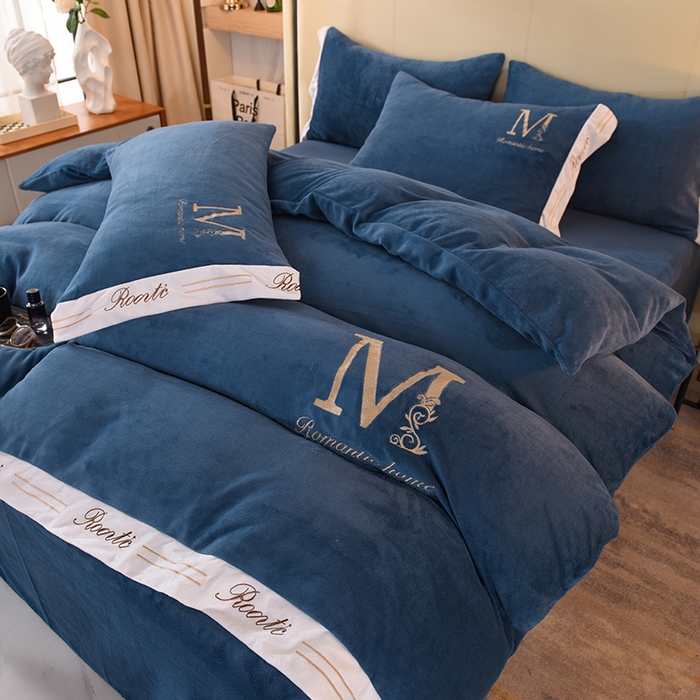 91家纺网 家纺一手货源 找家纺 大米家居 2025新款宽边刺绣牛奶绒四件套-罗曼蒂克系列 罗曼蒂克-克莱因蓝