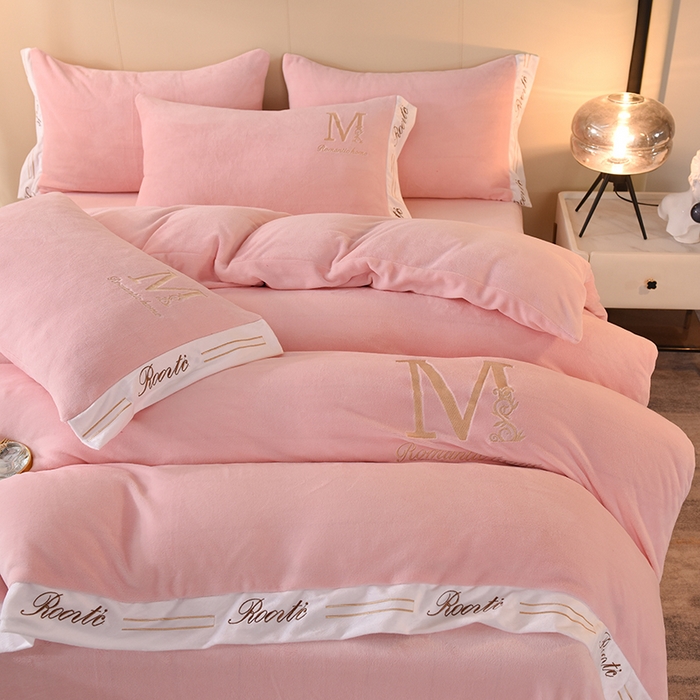 91家纺网 家纺一手货源 找家纺 大米家居 2025新款宽边刺绣牛奶绒四件套-罗曼蒂克系列 罗曼蒂克-芭蕾粉