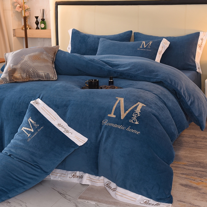 91家纺网 家纺一手货源 找家纺 大米家居 2025新款宽边刺绣牛奶绒四件套-罗曼蒂克系列 罗曼蒂克-克莱因蓝