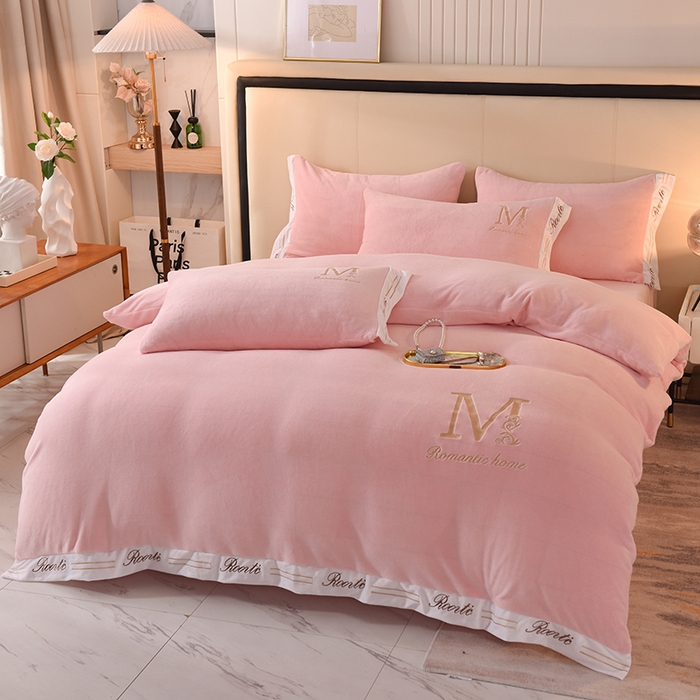 91家纺网 家纺一手货源 找家纺 大米家居 2025新款宽边刺绣牛奶绒四件套-罗曼蒂克系列 罗曼蒂克-芭蕾粉