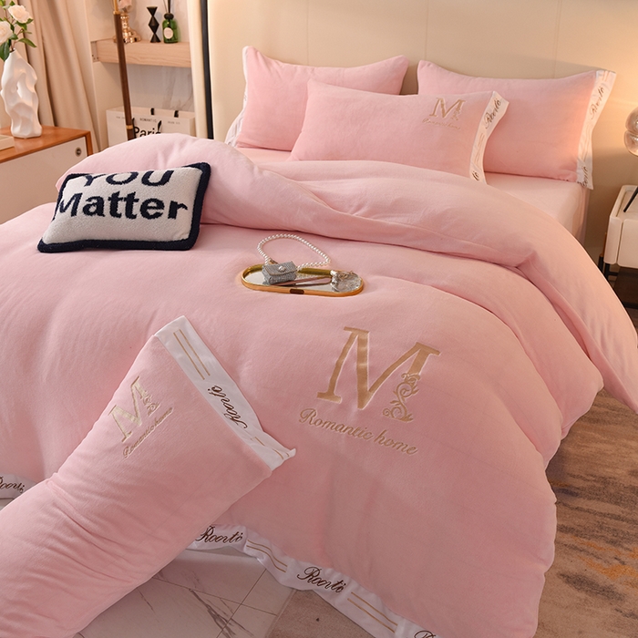 91家纺网 家纺一手货源 找家纺 大米家居 2025新款宽边刺绣牛奶绒四件套-罗曼蒂克系列 罗曼蒂克-芭蕾粉