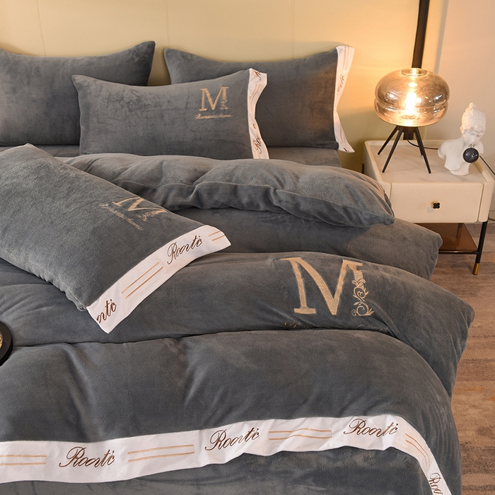 91家纺网 家纺一手货源 找家纺 大米家居 2025新款宽边刺绣牛奶绒四件套-罗曼蒂克系列 罗曼蒂克-星空灰