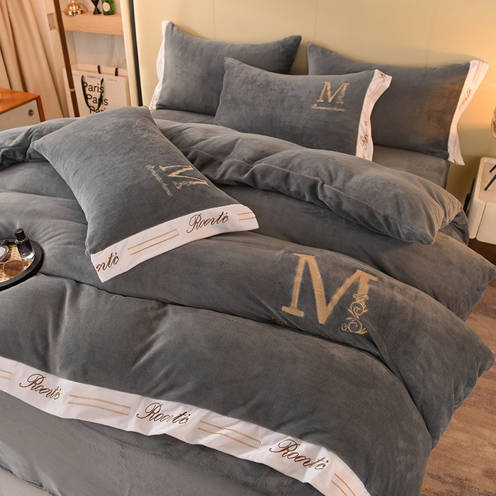 91家纺网 家纺一手货源 找家纺 大米家居 2025新款宽边刺绣牛奶绒四件套-罗曼蒂克系列 罗曼蒂克-星空灰