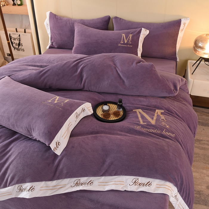 91家纺网 家纺一手货源 找家纺 大米家居 2025新款宽边刺绣牛奶绒四件套-罗曼蒂克系列 罗曼蒂克-暮山紫
