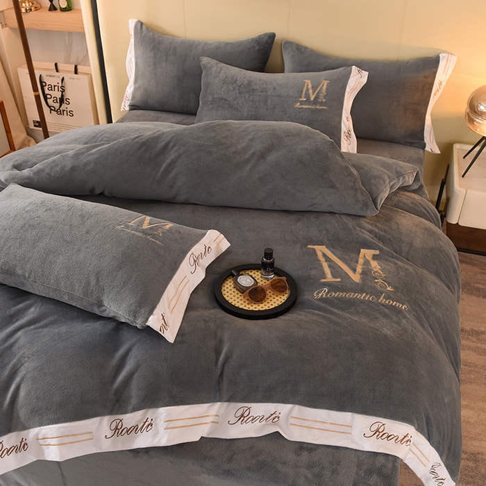 91家纺网 家纺一手货源 找家纺 大米家居 2025新款宽边刺绣牛奶绒四件套-罗曼蒂克系列 罗曼蒂克-星空灰