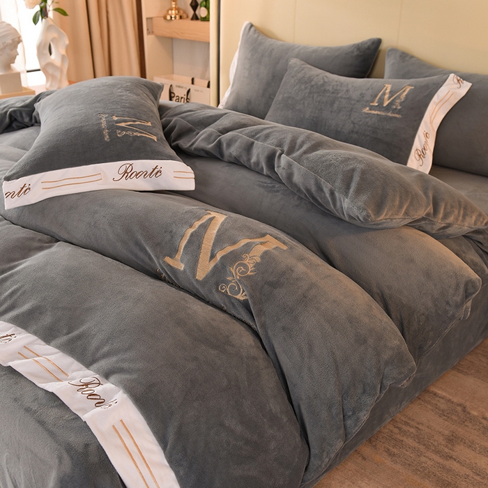 91家纺网 家纺一手货源 找家纺 大米家居 2025新款宽边刺绣牛奶绒四件套-罗曼蒂克系列 罗曼蒂克-星空灰