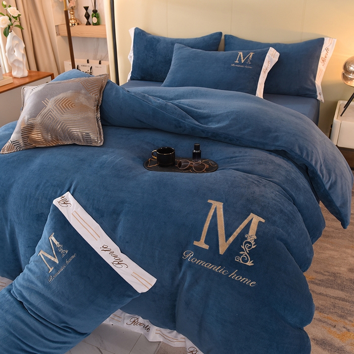 91家纺网 家纺一手货源 找家纺 大米家居 2025新款宽边刺绣牛奶绒四件套-罗曼蒂克系列 罗曼蒂克-克莱因蓝