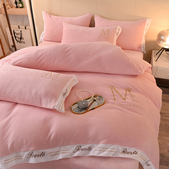 91家纺网 家纺一手货源 找家纺 大米家居 2025新款宽边刺绣牛奶绒四件套-罗曼蒂克系列 罗曼蒂克-芭蕾粉