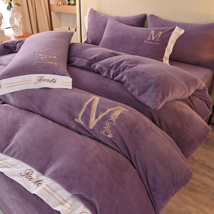 91家纺网 家纺一手货源 找家纺 大米家居 2025新款宽边刺绣牛奶绒四件套-罗曼蒂克系列 罗曼蒂克-暮山紫