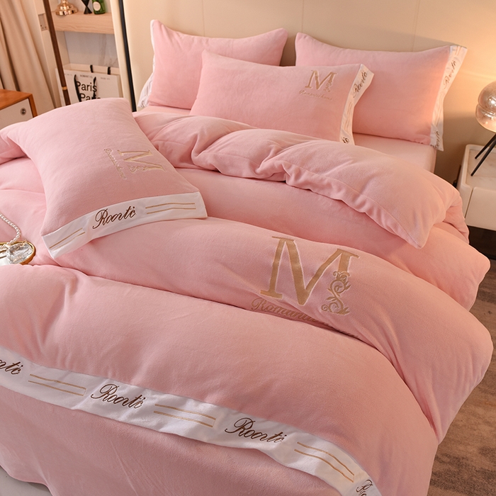 91家纺网 家纺一手货源 找家纺 大米家居 2025新款宽边刺绣牛奶绒四件套-罗曼蒂克系列 罗曼蒂克-芭蕾粉