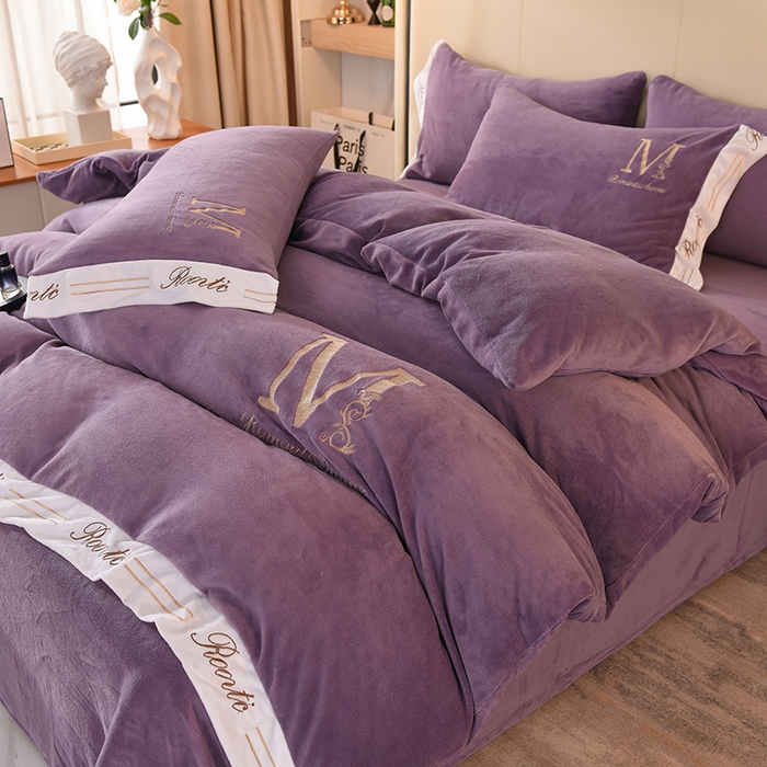 91家纺网 家纺一手货源 找家纺 大米家居 2025新款宽边刺绣牛奶绒四件套-罗曼蒂克系列 罗曼蒂克-暮山紫