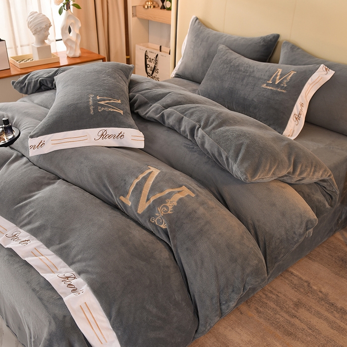 91家纺网 家纺一手货源 找家纺 大米家居 2025新款宽边刺绣牛奶绒四件套-罗曼蒂克系列 罗曼蒂克-星空灰