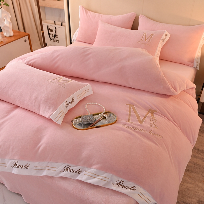 91家纺网 家纺一手货源 找家纺 大米家居 2025新款宽边刺绣牛奶绒四件套-罗曼蒂克系列 罗曼蒂克-芭蕾粉