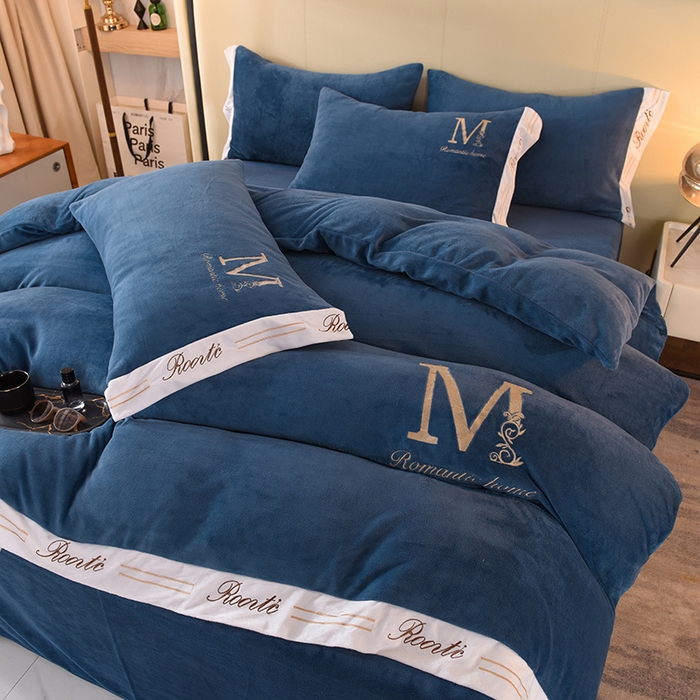 91家纺网 家纺一手货源 找家纺 大米家居 2025新款宽边刺绣牛奶绒四件套-罗曼蒂克系列 罗曼蒂克-克莱因蓝