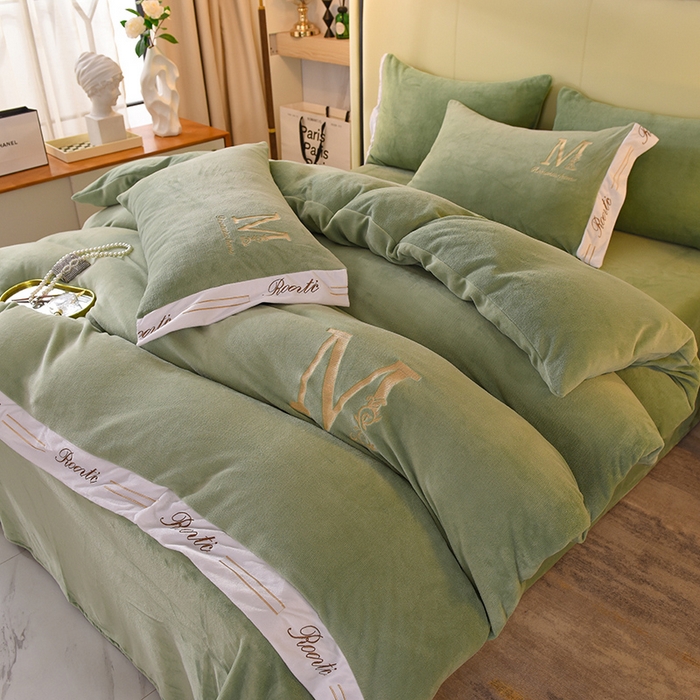 91家纺网 家纺一手货源 找家纺 大米家居 2025新款宽边刺绣牛奶绒四件套-罗曼蒂克系列 罗曼蒂克-莫兰迪绿