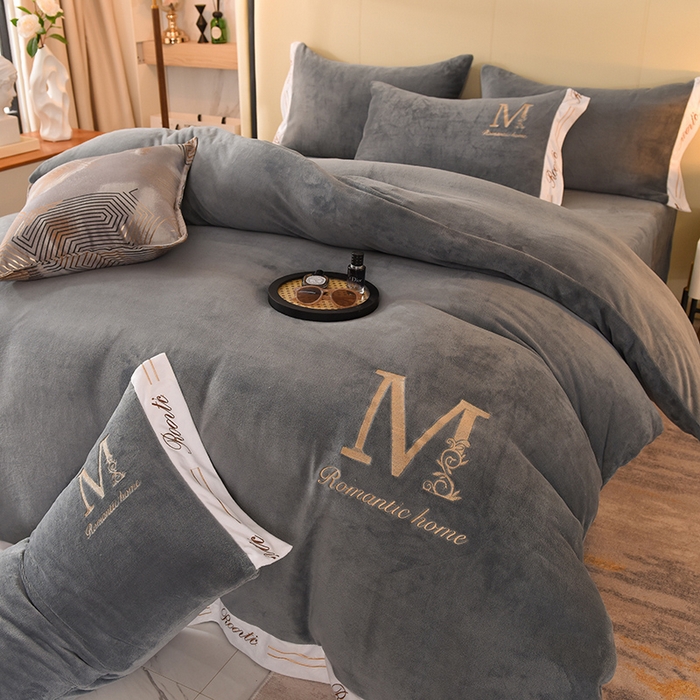 91家纺网 家纺一手货源 找家纺 大米家居 2025新款宽边刺绣牛奶绒四件套-罗曼蒂克系列 罗曼蒂克-星空灰