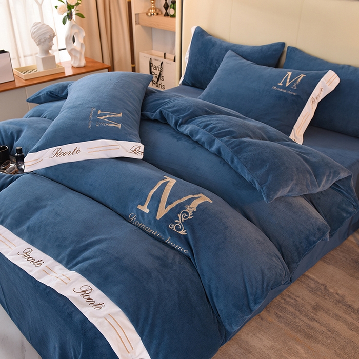 91家纺网 家纺一手货源 找家纺 大米家居 2025新款宽边刺绣牛奶绒四件套-罗曼蒂克系列 罗曼蒂克-克莱因蓝