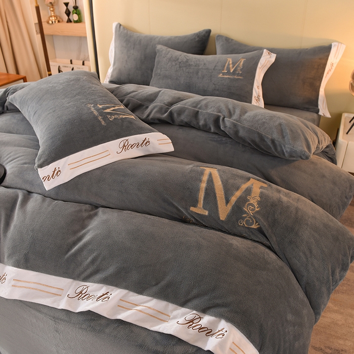 91家纺网 家纺一手货源 找家纺 大米家居 2025新款宽边刺绣牛奶绒四件套-罗曼蒂克系列 罗曼蒂克-星空灰