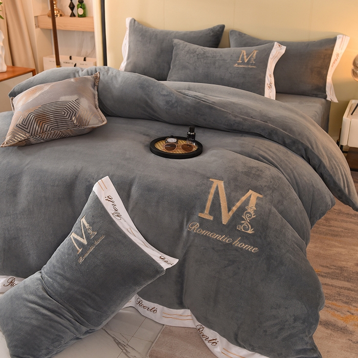 91家纺网 家纺一手货源 找家纺 大米家居 2025新款宽边刺绣牛奶绒四件套-罗曼蒂克系列 罗曼蒂克-星空灰