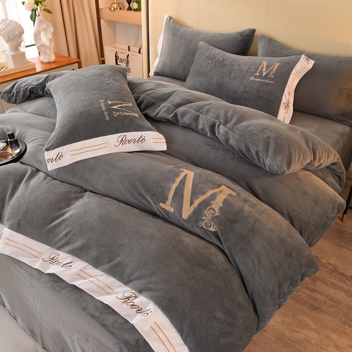 91家纺网 家纺一手货源 找家纺 大米家居 2025新款宽边刺绣牛奶绒四件套-罗曼蒂克系列 罗曼蒂克-星空灰