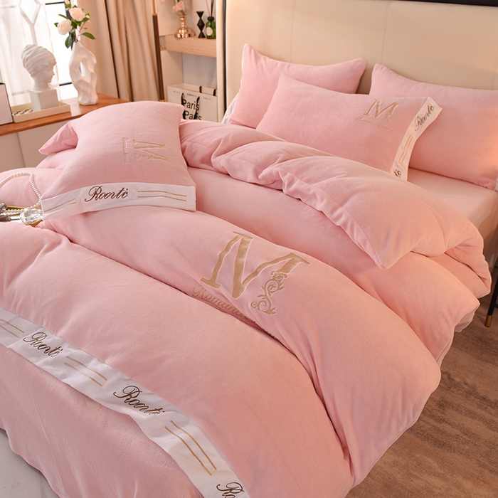 91家纺网 家纺一手货源 找家纺 大米家居 2025新款宽边刺绣牛奶绒四件套-罗曼蒂克系列 罗曼蒂克-芭蕾粉