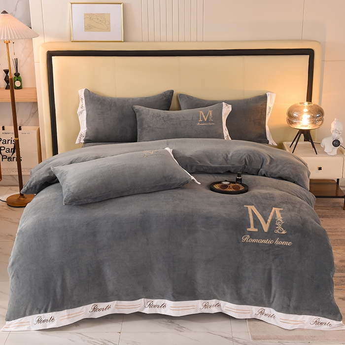 91家纺网 家纺一手货源 找家纺 大米家居 2025新款宽边刺绣牛奶绒四件套-罗曼蒂克系列 罗曼蒂克-星空灰