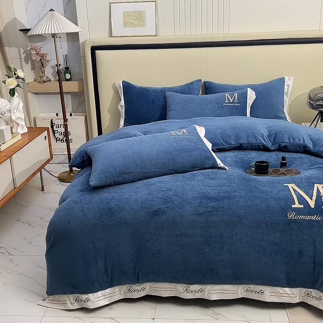 91家纺网 家纺一手货源 找家纺 大米家居 2025新款宽边刺绣牛奶绒四件套-罗曼蒂克系列 罗曼蒂克-克莱因蓝