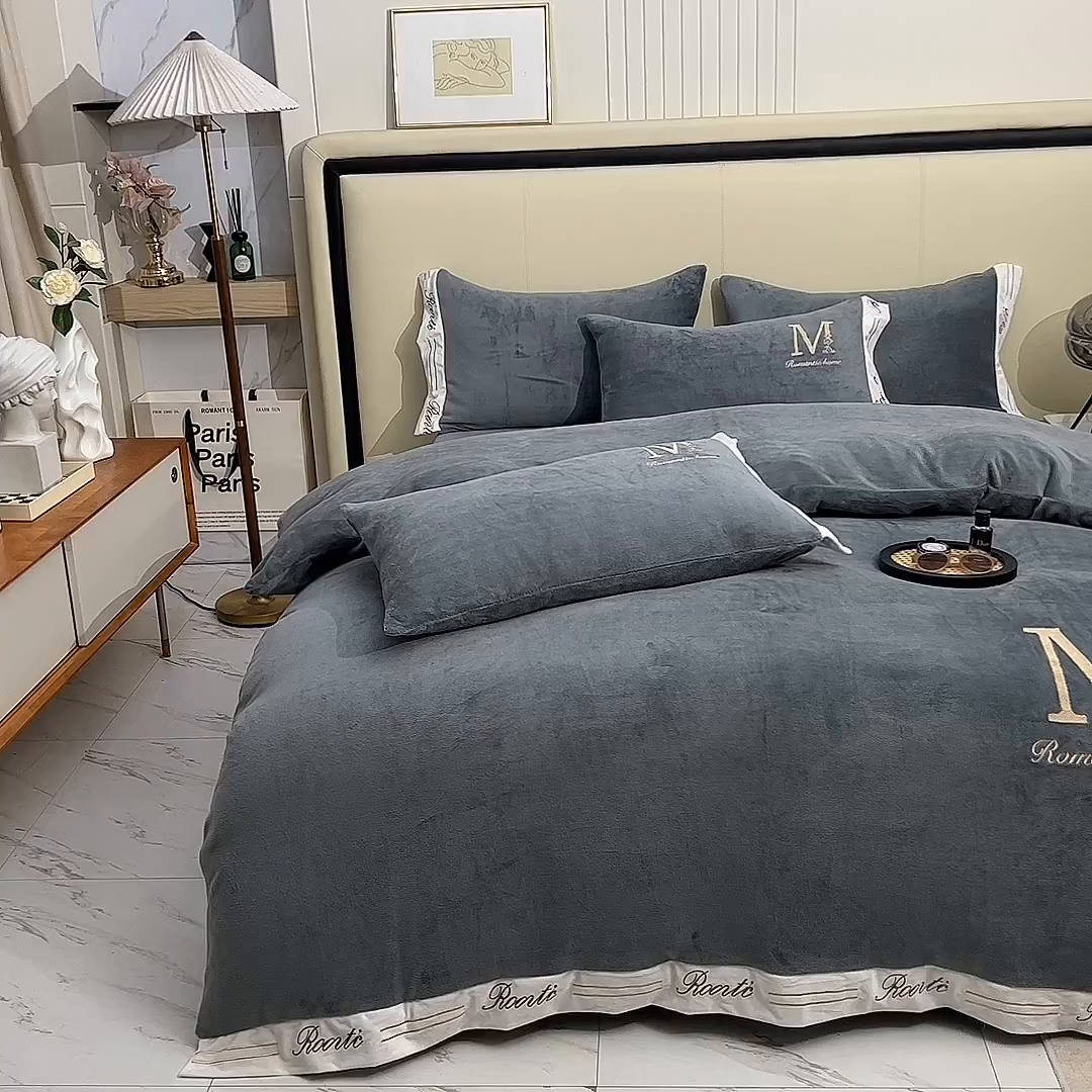 91家纺网 家纺一手货源 找家纺 大米家居 2025新款宽边刺绣牛奶绒四件套-罗曼蒂克系列 罗曼蒂克-星空灰